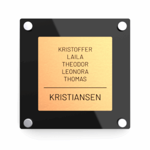 Elegant dørskilt med bronse forplate og svart blank akryl bakplate, avrundede hjørner og sølv avstandsstykker.