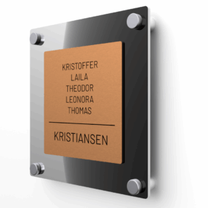 Elegant dørskilt med bronse forplate og svart blank akryl bakplate, avrundede hjørner og sølv avstandsstykker.