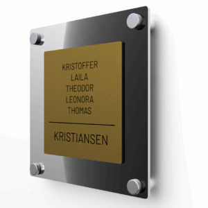 Elegant dørskilt med mørk gull forplate og svart blank akryl bakplate, avrundede hjørner og sølv avstandsstykker.