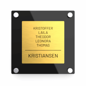 Elegant dørskilt med gull forplate og svart blank akryl bakplate, avrundede hjørner og sølv avstandsstykker.