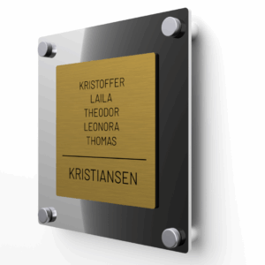 Elegant dørskilt med gull forplate og svart blank akryl bakplate, avrundede hjørner og sølv avstandsstykker.