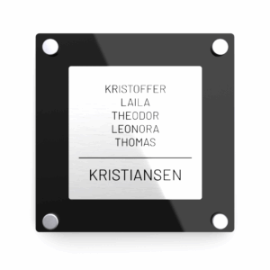 Elegant dørskilt med sølv forplate og svart blank akryl bakplate, avrundede hjørner og sølv avstandsstykker.
