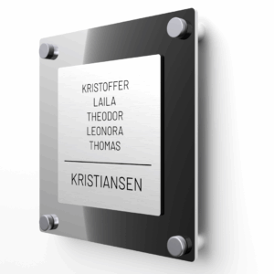 Elegant dørskilt med sølv forplate og svart blank akryl bakplate, avrundede hjørner og sølv avstandsstykker.
