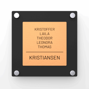Elegant dørskilt med bronse forplate og svart matt akryl bakplate, avrundede hjørner og sølv avstandsstykker.
