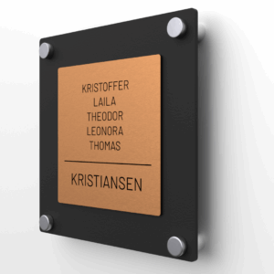 Elegant dørskilt med bronse forplate og svart matt akryl bakplate, avrundede hjørner og sølv avstandsstykker.