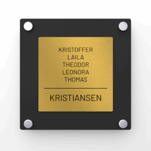 Elegant dørskilt med mørk gull forplate og svart matt akryl bakplate, avrundede hjørner og sølv avstandsstykker.