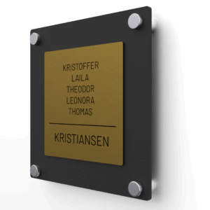 Elegant dørskilt med mørk gull forplate og svart matt akryl bakplate, avrundede hjørner og sølv avstandsstykker.