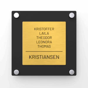 Elegant dørskilt med gull forplate og svart matt akryl bakplate, avrundede hjørner og sølv avstandsstykker.