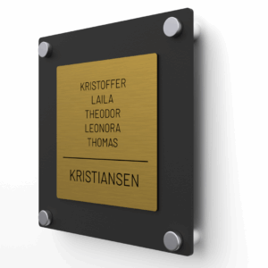 Elegant dørskilt med gull forplate og svart matt akryl bakplate, avrundede hjørner og sølv avstandsstykker.