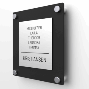 Elegant dørskilt med sølv forplate og svart matt akryl bakplate, avrundede hjørner og sølv avstandsstykker.
