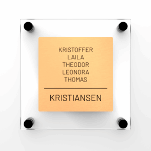 Elegant dørskilt med bronse forplate og klar akryl bakplate, avrundede hjørner og sorte avstandsstykker.