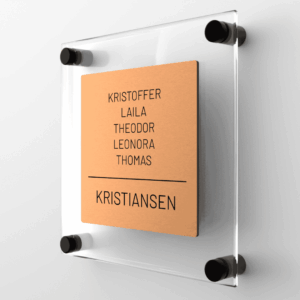 Elegant dørskilt med bronse forplate og klar akryl bakplate, avrundede hjørner og sorte avstandsstykker