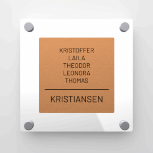 Elegant dørskilt med bronse forplate og hvit blank akryl bakplate, avrundede hjørner og sølv avstandsstykker.
