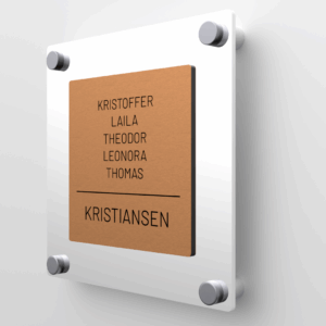 Elegant dørskilt med bronse forplate og hvit blank akryl bakplate, avrundede hjørner og sølv avstandsstykker.
