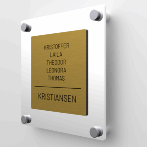 Elegant dørskilt med gull forplate og hvit blank akryl bakplate, avrundede hjørner og sølv avstandsstykker.