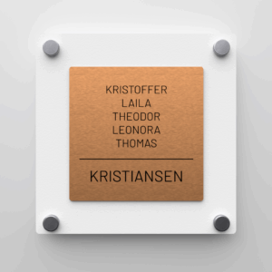 Elegant dørskilt med bronse forplate og hvit matt akryl bakplate, avrundede hjørner og sølv avstandsstykker.