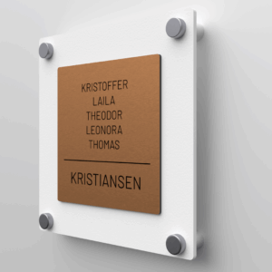 Elegant dørskilt med bronse forplate og hvit matt akryl bakplate, avrundede hjørner og sølv avstandsstykker.