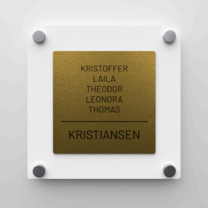Elegant dørskilt med mørk gull forplate og hvit matt akryl bakplate, avrundede hjørner og sølv avstandsstykker.