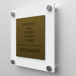 Elegant dørskilt med mørk gull forplate og hvit matt akryl bakplate, avrundede hjørner og sølv avstandsstykker.