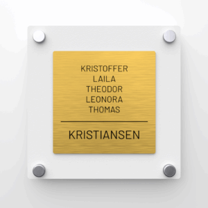 Elegant dørskilt med gull forplate og hvit matt akryl bakplate, avrundede hjørner og sølv avstandsstykker.