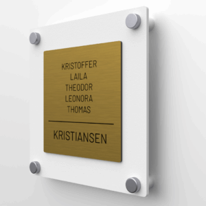 Elegant dørskilt med gull forplate og hvit matt akryl bakplate, avrundede hjørner og sølv avstandsstykker.